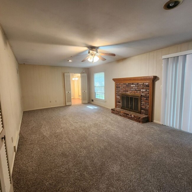 Building Photo - Spacious 3 bedroom, 2.5 bathroom, 2 car ga...