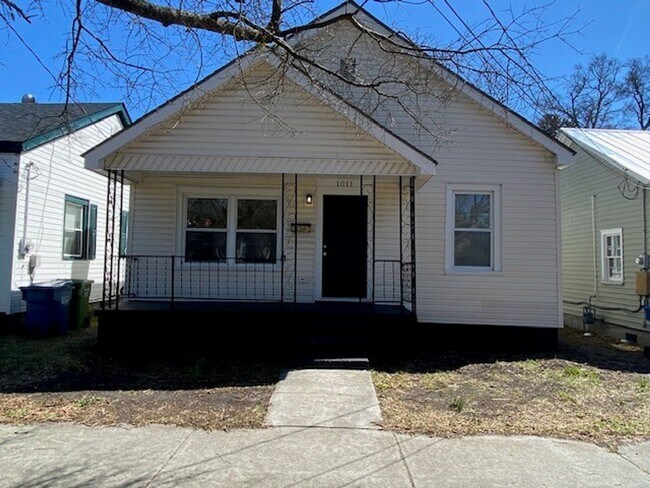 Foto del edificio - Welcome to this newly remodeled 4-bedroom, 2-bathroom house in the desirable location of Wilmingt...