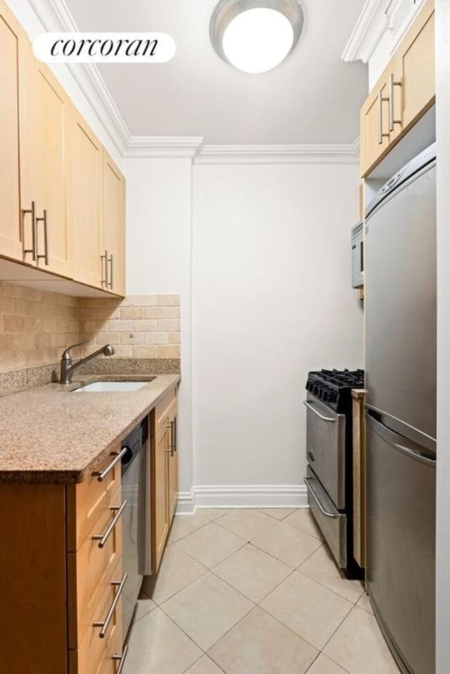 Building Photo - 401 W 56th St