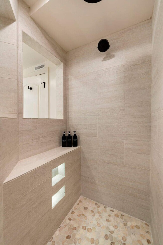 Foto del edificio - 1543 N Claremont Ave