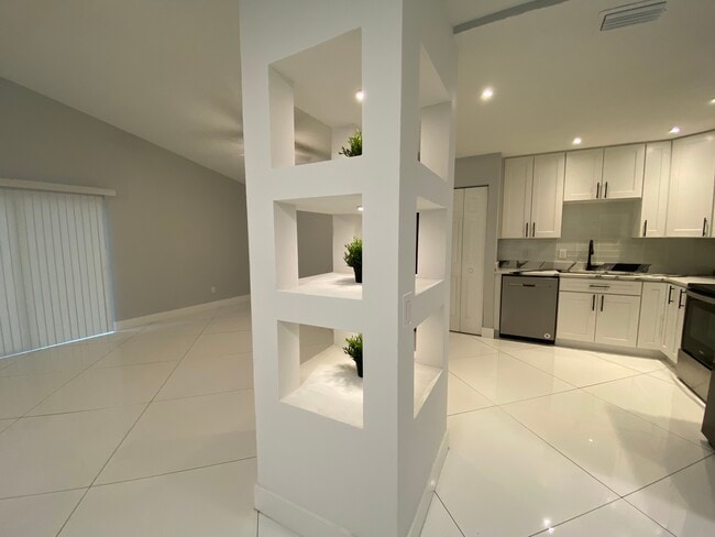 Building Photo - 2032 Gregory Dr