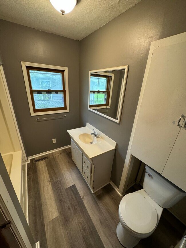 Building Photo - 2 Bedrooms, 1 Bath in South Bend IN.