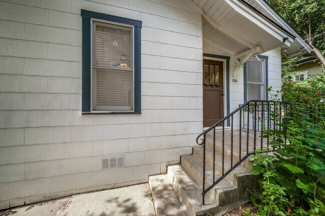 Building Photo - CHARMING 2-BEDROOM ALAMO HEIGHTS COTTAGE