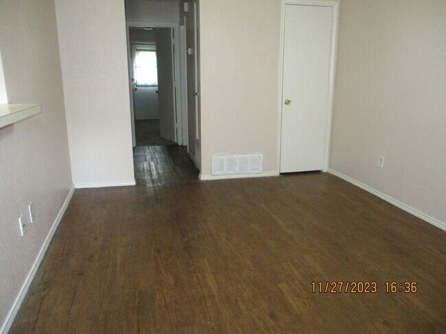 Building Photo - 1209 Avondale Ct #A