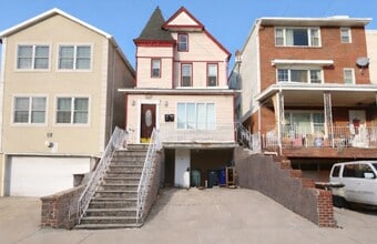 Building Photo - 712 17th St