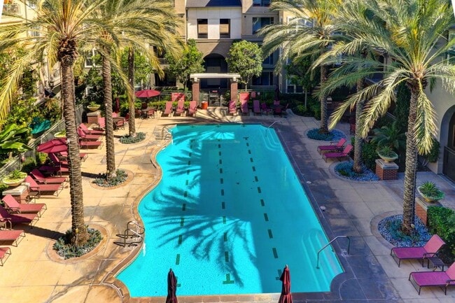 Foto del edificio - 1801 E Katella Ave