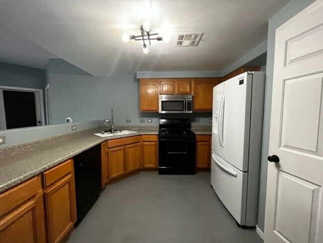 Building Photo - Welcome to this beautiful 2-bedroom, 2-bat...