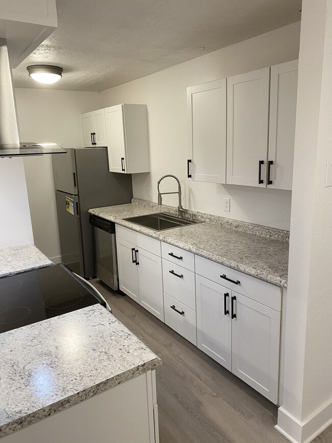 Building Photo - 5062 Amy Dr