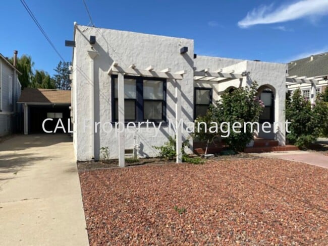 Building Photo - Charming 2 Bed/1.5 Bath house!
