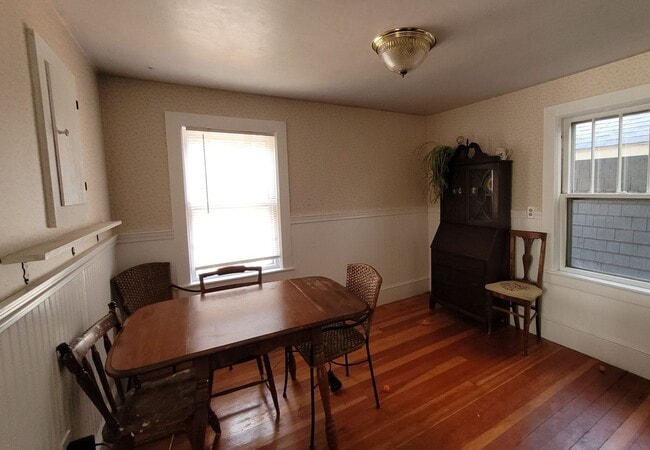 Building Photo - Beautiful Two Bedroom Home