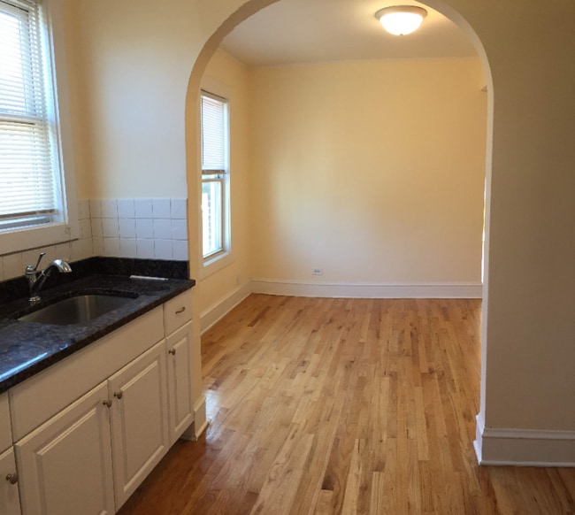 Photo - 832 W 34th Pl Apartment