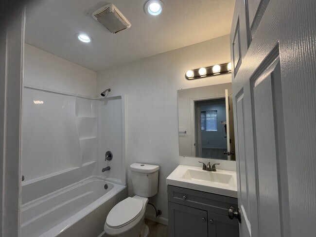 Foto del edificio - One-bedroom, one-bathroom apartment locate...