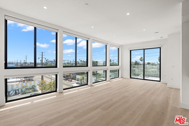 Building Photo - 1808 Lincoln Blvd