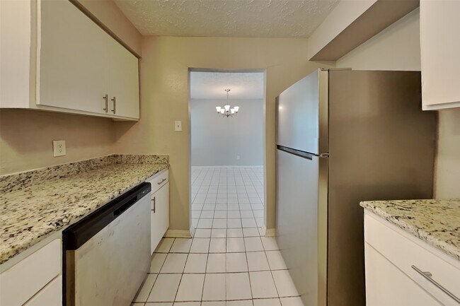 Foto del edificio - 16358 Maplemont Dr