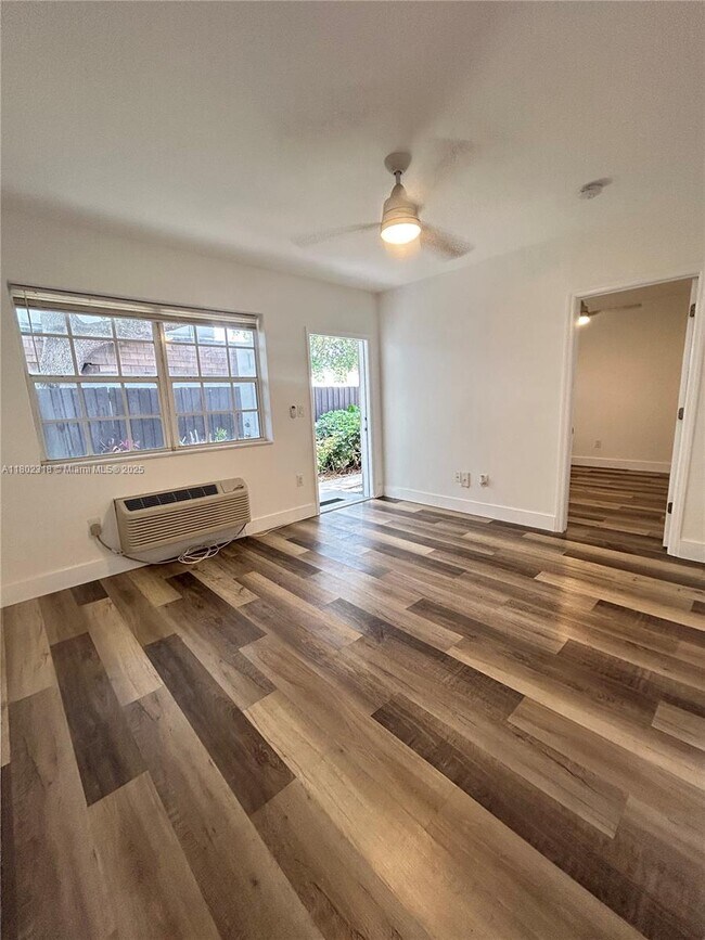 Foto del edificio - 571 NE 67th St