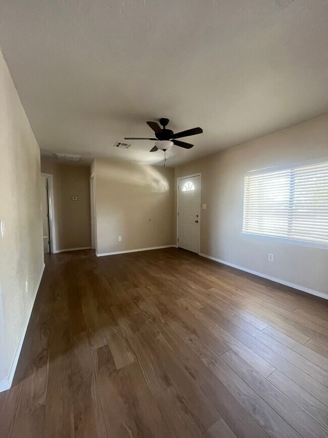 Building Photo - Cozy 2 Bdrm/1 Bath Home
