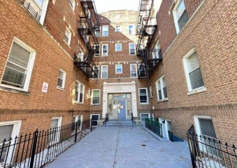 165 Augusta St Unit A4, Irvington, NJ 07111 Room for Rent in