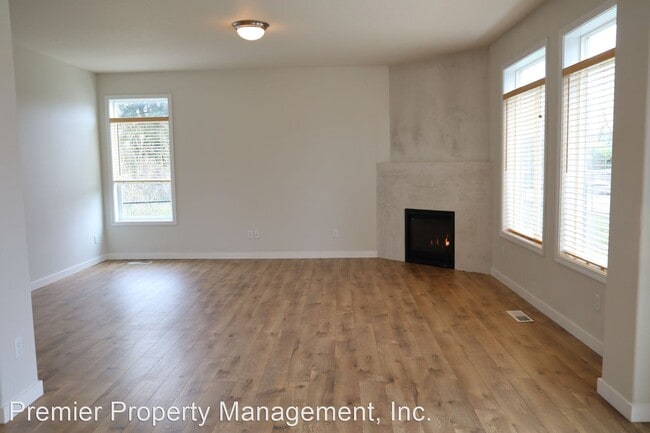 Building Photo - 3 br, 2.5 bath House - 106 E 15th Place