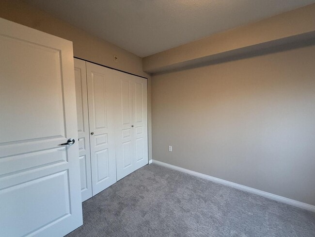 Photo du bâtiment - 15188-15122 22 Ave