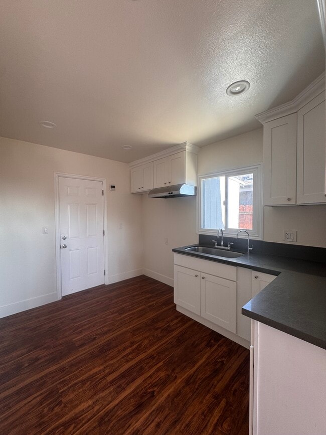 Building Photo - 936 N Gage Ave