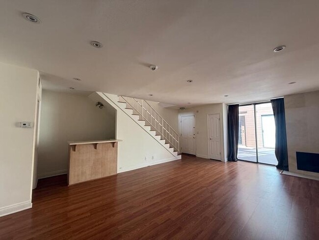 Building Photo - Sherman Oaks Townhome