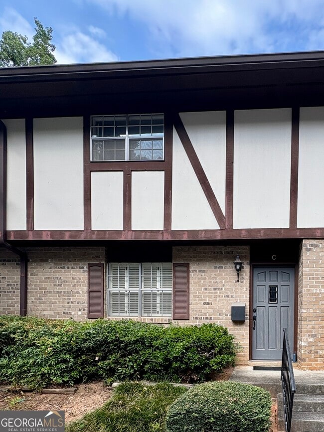 Building Photo - 2960 N Dekalb Dr