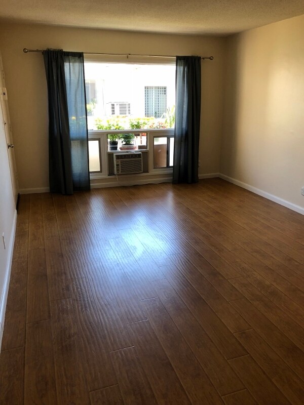 Building Photo - 611 N Flores St