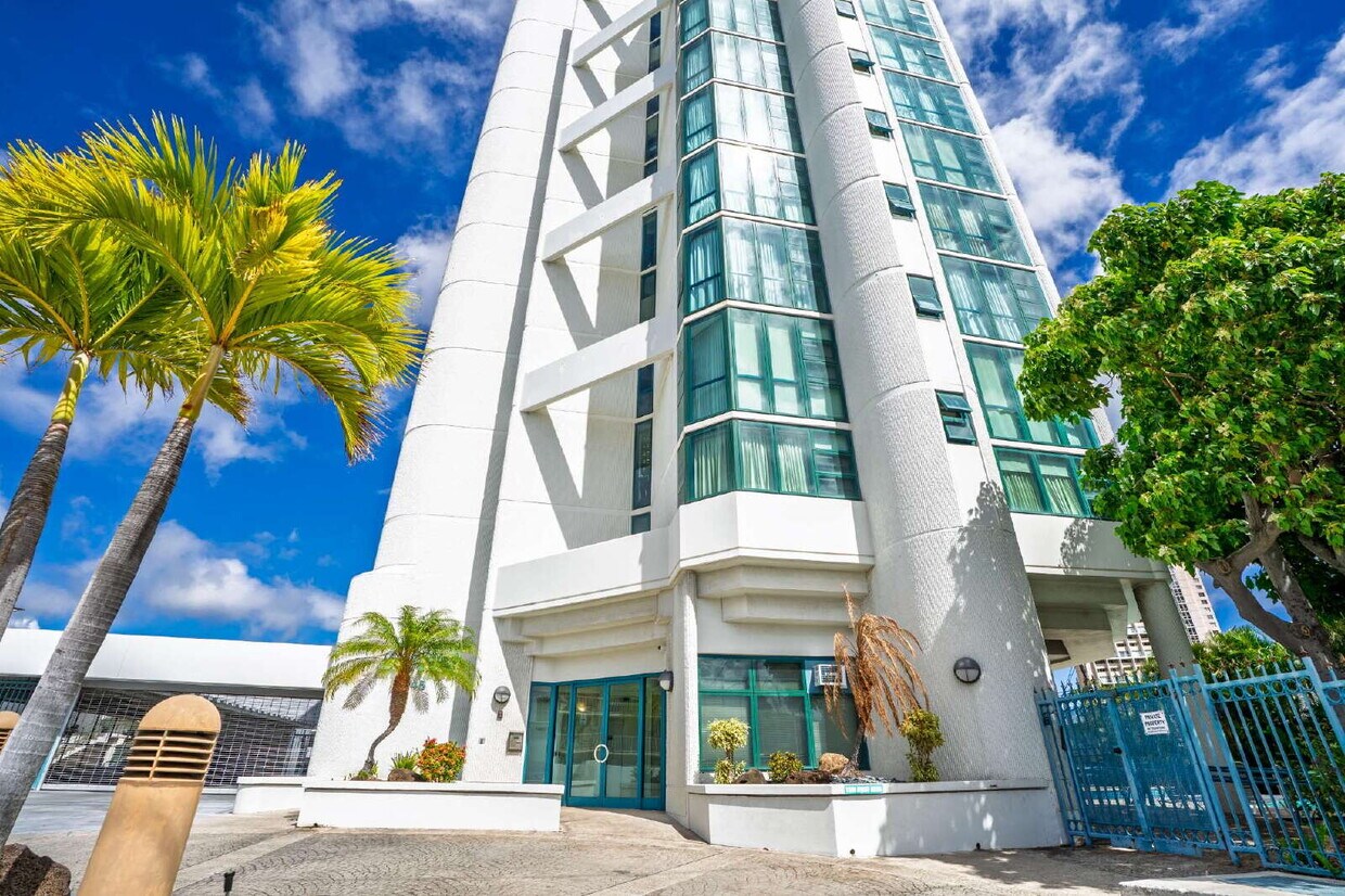 Foto principal - Bright 3-Bedroom Honolulu Condo with 2 Par...