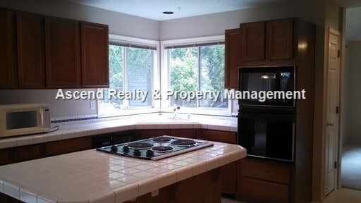 Building Photo - Lower Price!! Wilsonville 2 Level Work Shop/Workout Room Fenced Yard Quick Access to I5 & Shops