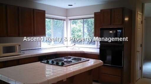 Foto del edificio - Wilsonville 2 Level Work Shop/Workout Room Fenced Yard Quick Access to I5 & Shops