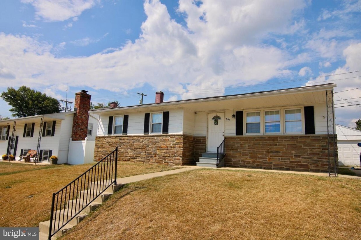 Primary Photo - 896 Gordon Dr