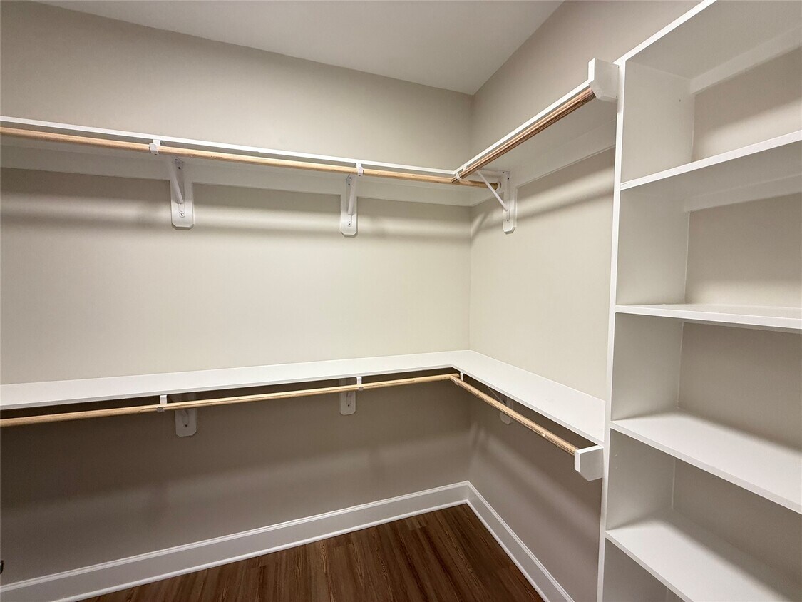 Foto del edificio - 716 Waugh Dr