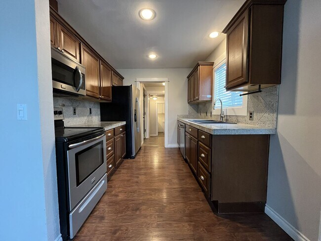 Foto del edificio - 8001 N Woolsey Ave