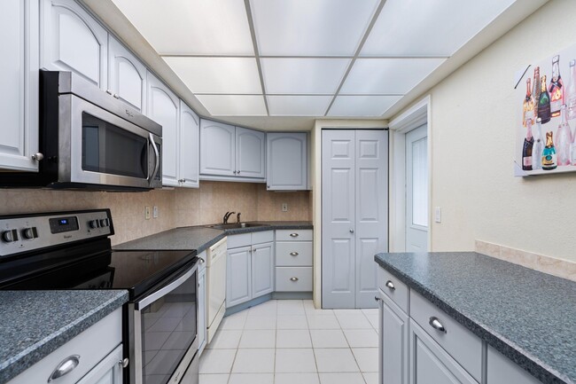 Building Photo - 1731 Presidential Way