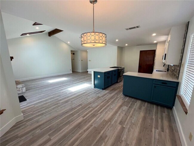 Building Photo - 2401 Silver Spur Dr
