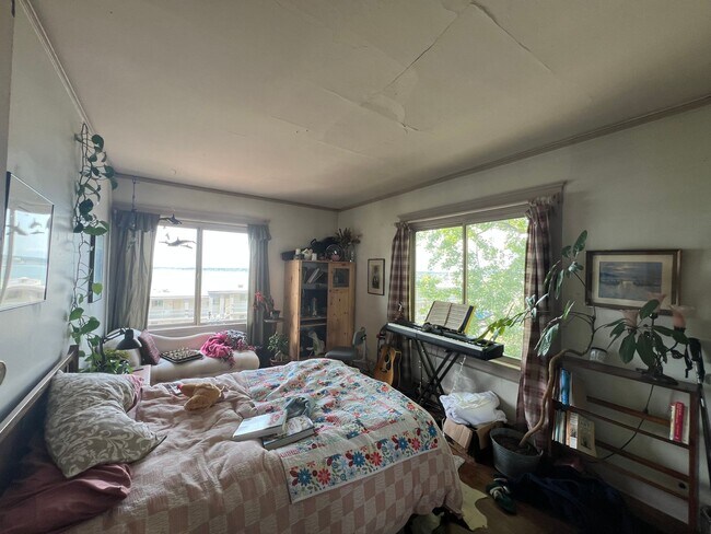 Foto del edificio - 3 Bed 1 Bath Unit in lower level of Victor...