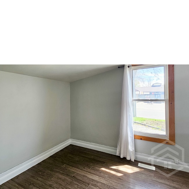 Building Photo - One Bedroom Apartment Living!