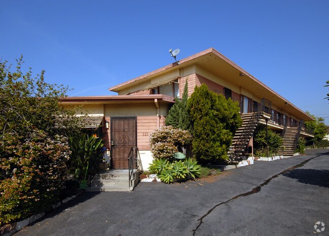Foto del edificio - 323 N Chevy Chase Dr