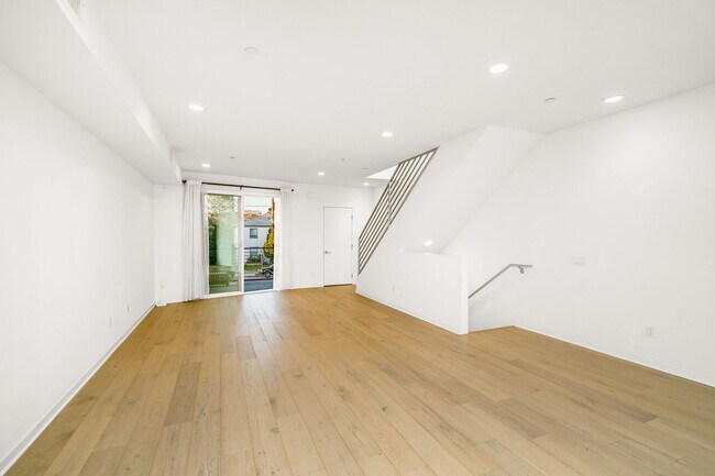 Building Photo - 11582 Riverside Dr
