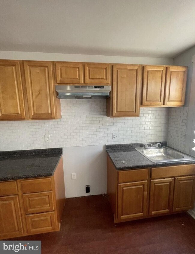 Building Photo - 3 Bedroom Home Available Now