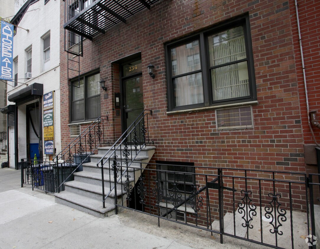 Entrada - 234 E 83rd St