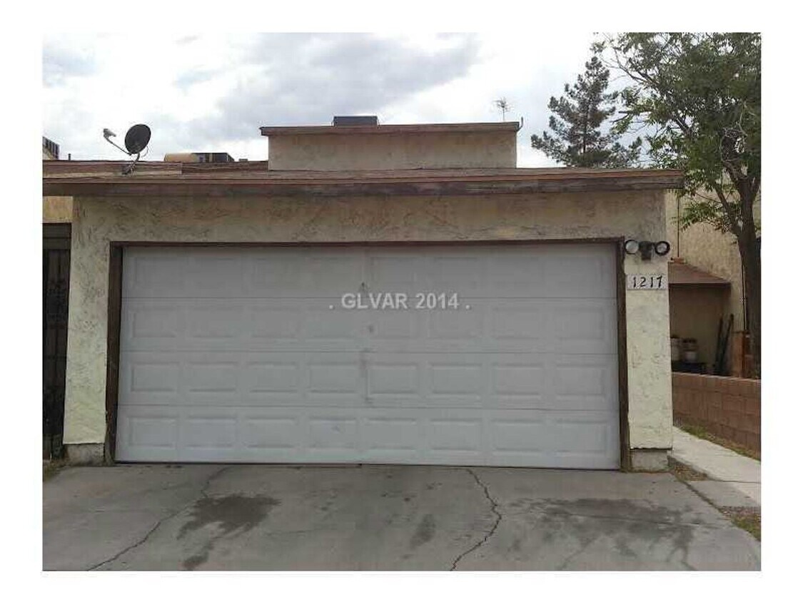Building Photo - NICE 2 STORY TOWNHOUSE WITH Attached 2-Car...
