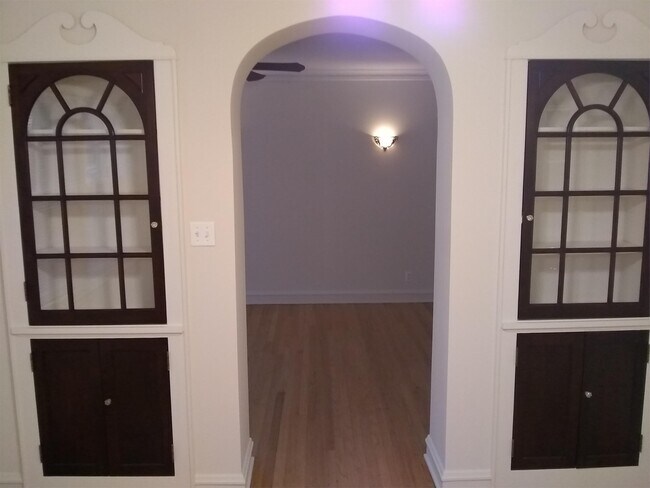 Building Photo - 4520 N Wolcott Ave