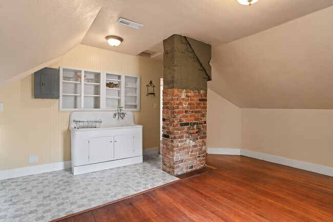 Building Photo - Historic Wenatchee Home 3 Bedroom 2 Bath