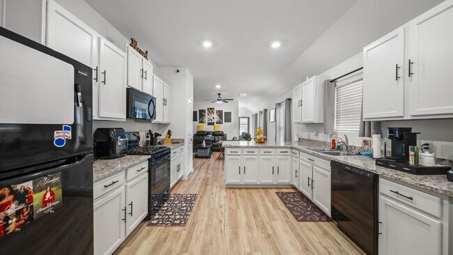 Foto del edificio - Spacious, well-maintained 4-bedroom, 2-bath single-story home designed for comfortable everyday l...