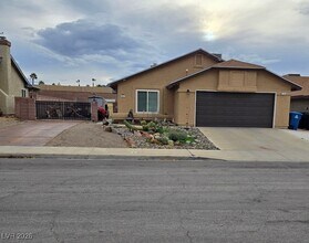 Building Photo - 820 Bergamont Dr