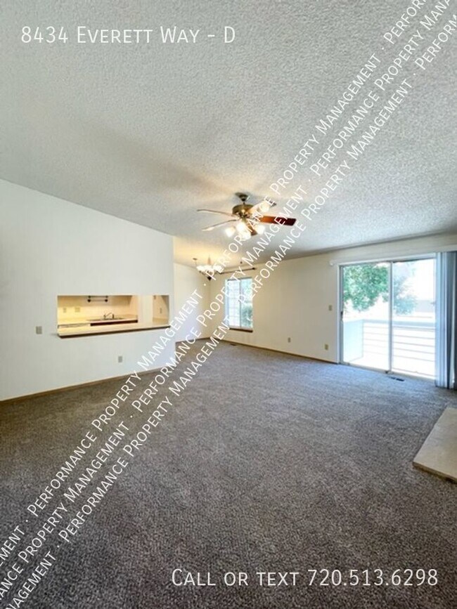 Building Photo - Lovely End Unit Condo Located in Beautiful...