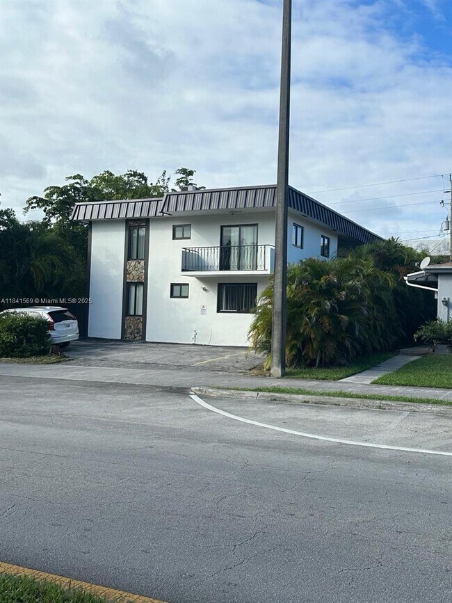 Foto del edificio - 2379 NE 172nd St