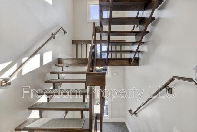 Building Photo - 969 Hopmeadow St
