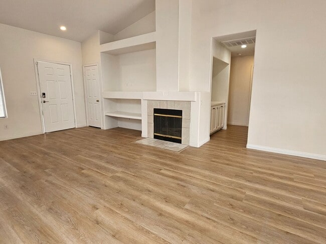 Building Photo - Charming Single-Story with Vaulted Ceilings Near Shopping & Freeways